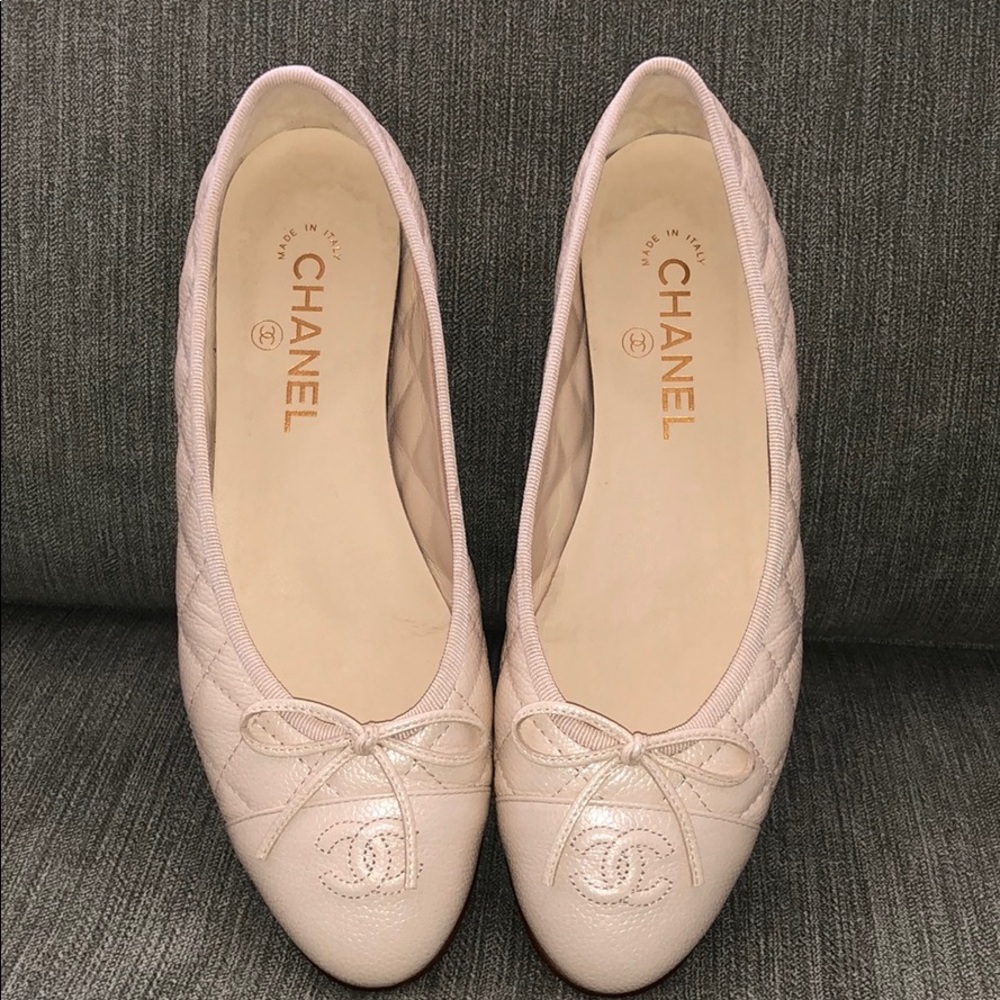 CHANEL Flats in Dark White